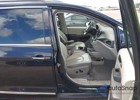 2017 Chrysler Pacifica Touring-L Plus z USA, uszkodzony, nr VIN 2C4RC1EG5HR669361